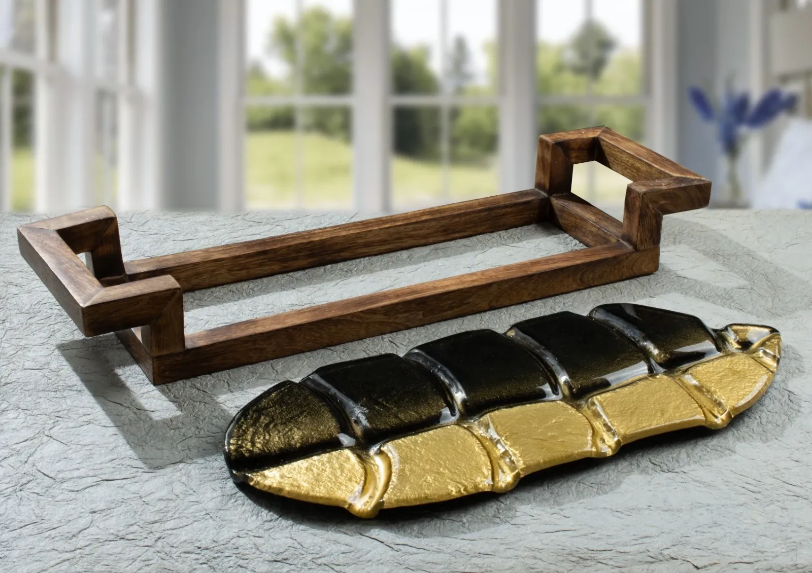 leaf platter with wooden stand